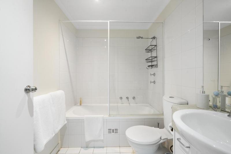 Helena House - A Spacious Urban Retreat - image 4
