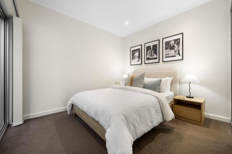 Helena House - A Spacious Urban Retreat - image 11