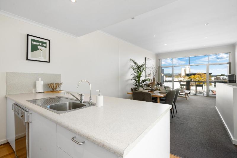Helena House - A Spacious Urban Retreat - image 15