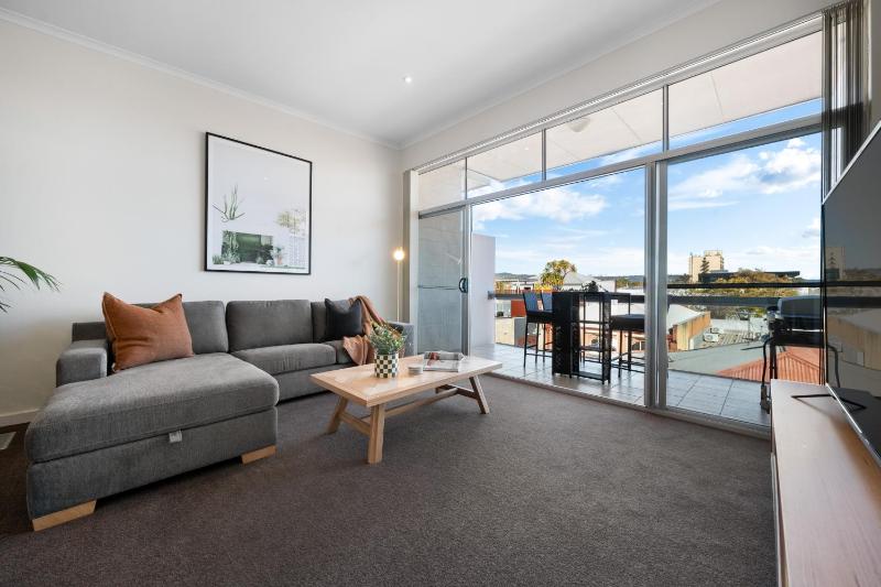 Helena House - A Spacious Urban Retreat - image 1