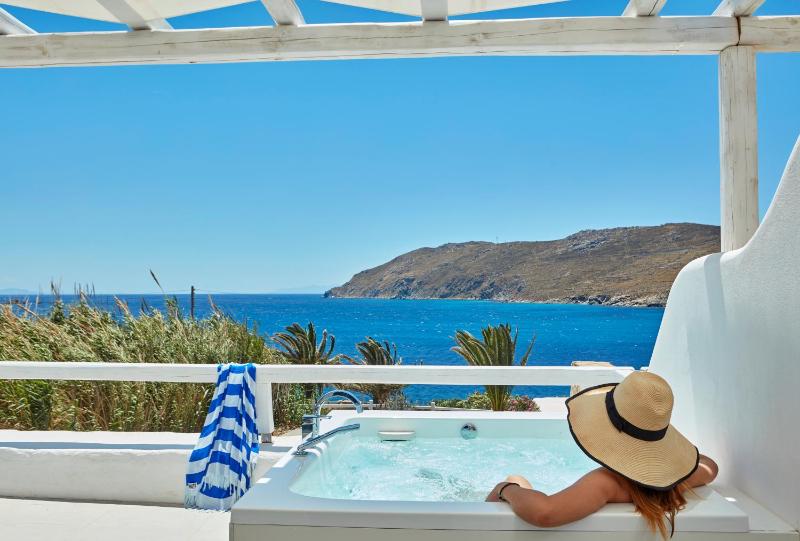 Honeymoon Sea View Suite with Outdoor Jetted Tub image 3