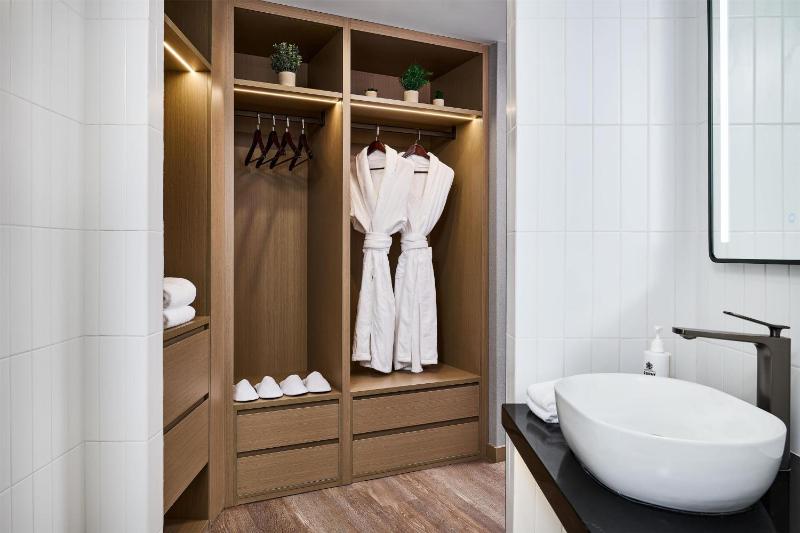 The George Manhattan Tapestry Collection by Hilton - image 4