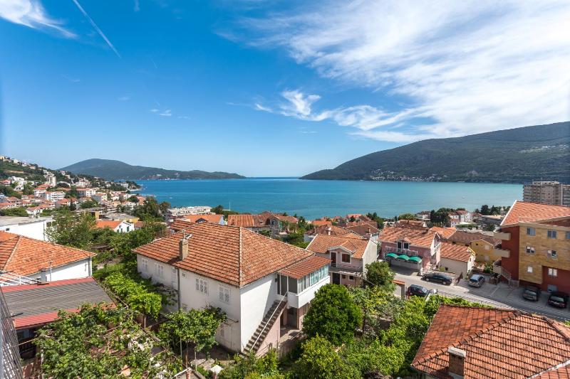 One-Bedroom Apartment with Sea View image 1