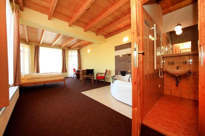 Deluxe Double Room with Bath image 2