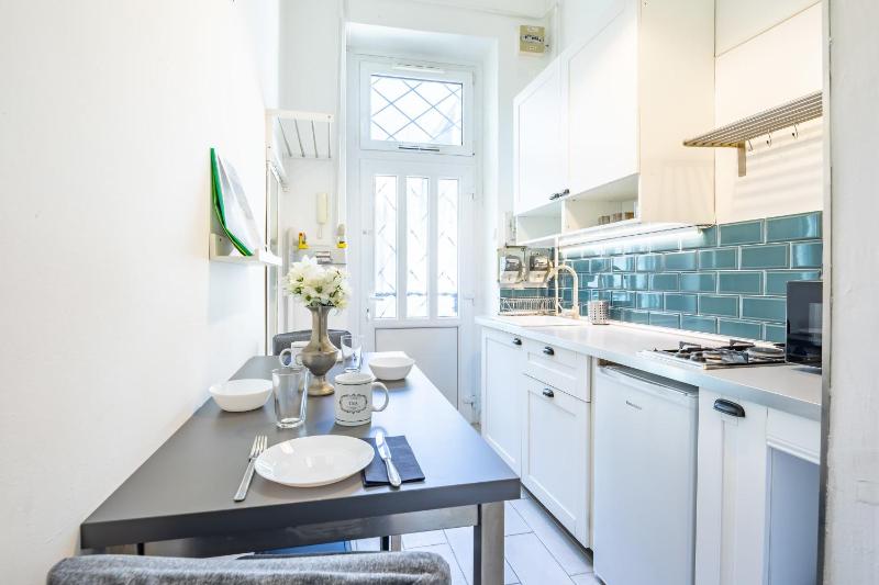 Cozy Downtown Haven for Couples - image 11