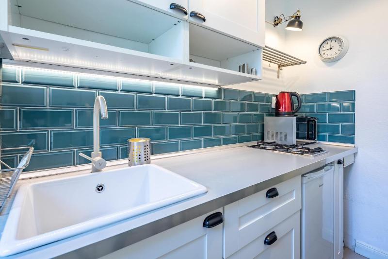 Cozy Downtown Haven for Couples - image 3