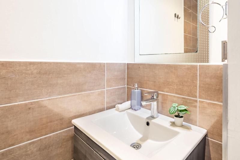 Cozy Downtown Haven for Couples - image 4