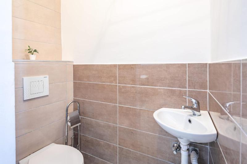 Cozy Downtown Haven for Couples - image 2