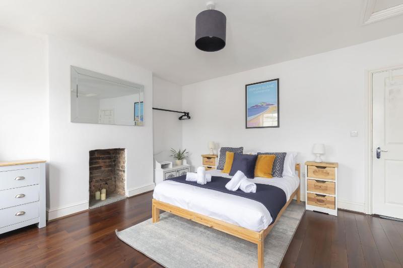 Lovely 2-Bed Town Centre Duplex Apartment - image 13