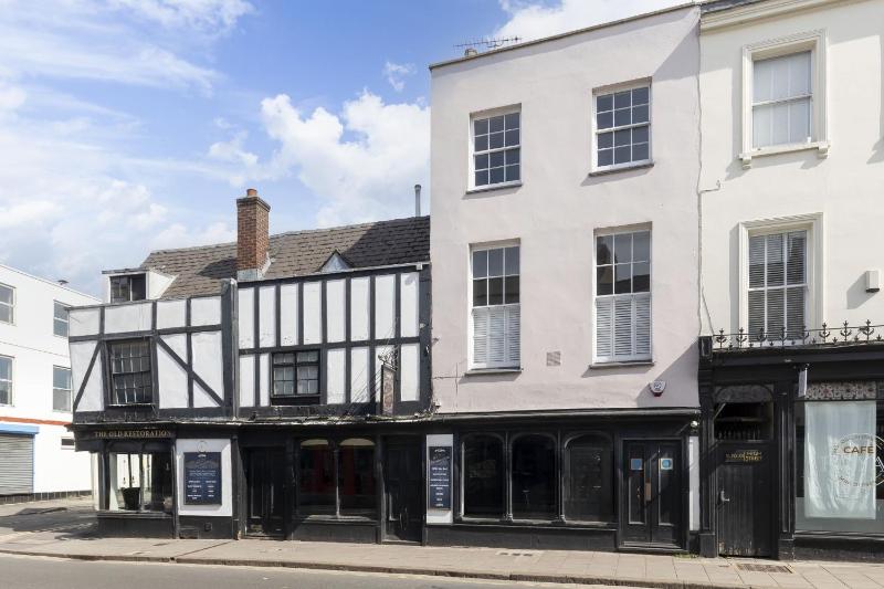 Lovely 2-Bed Town Centre Duplex Apartment - image 11