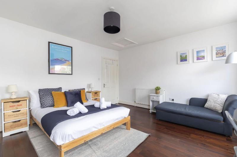 Lovely 2-Bed Town Centre Duplex Apartment - image 19