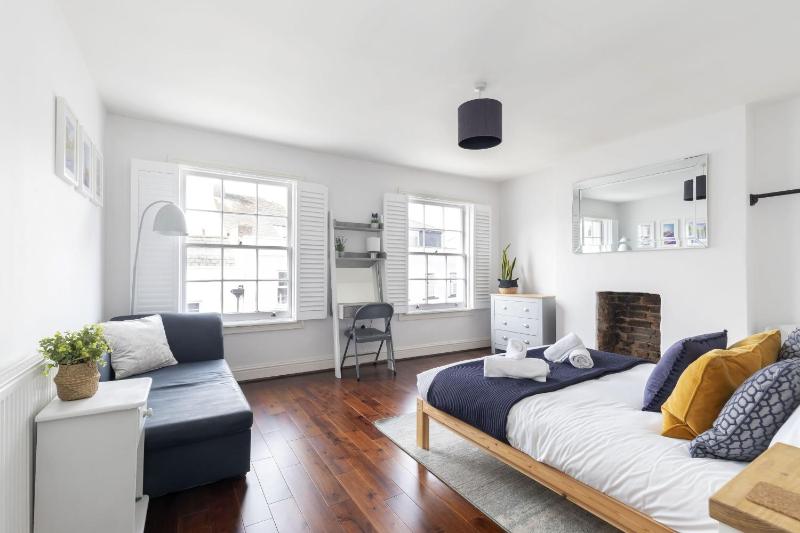Lovely 2-Bed Town Centre Duplex Apartment - image 8