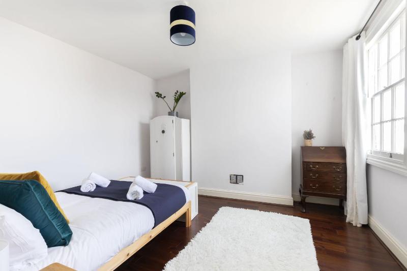 Lovely 2-Bed Town Centre Duplex Apartment - image 2