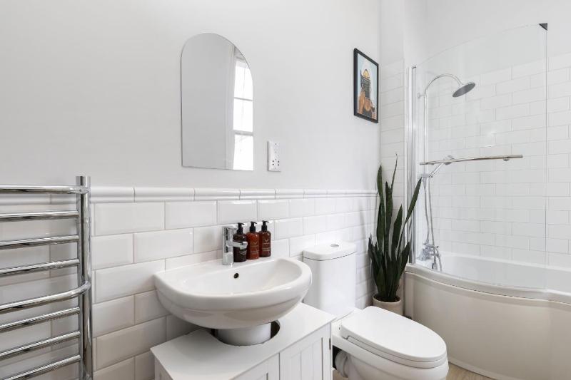 Lovely 2-Bed Town Centre Duplex Apartment - image 22