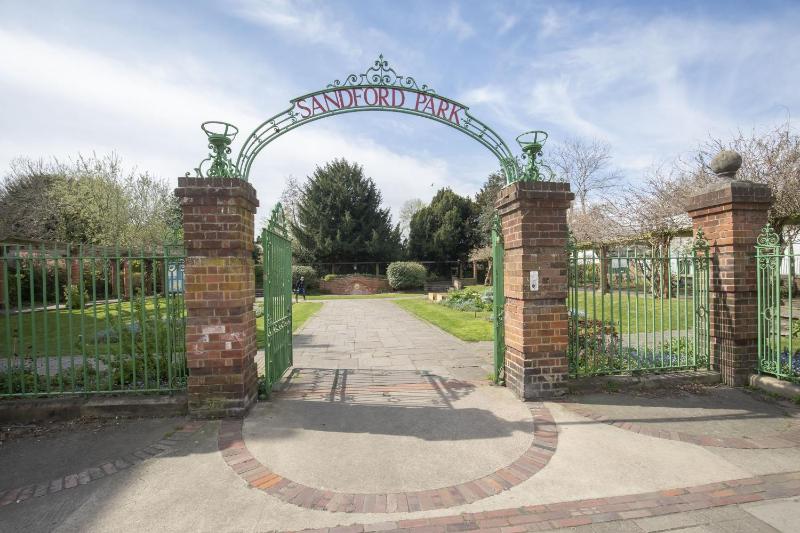 Lovely 2-Bed Town Centre Duplex Apartment - image 23