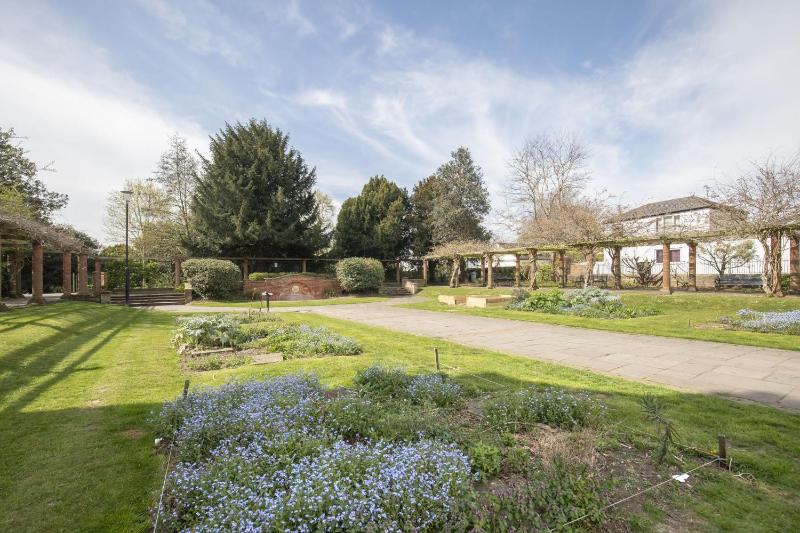 Lovely 2-Bed Town Centre Duplex Apartment - image 17