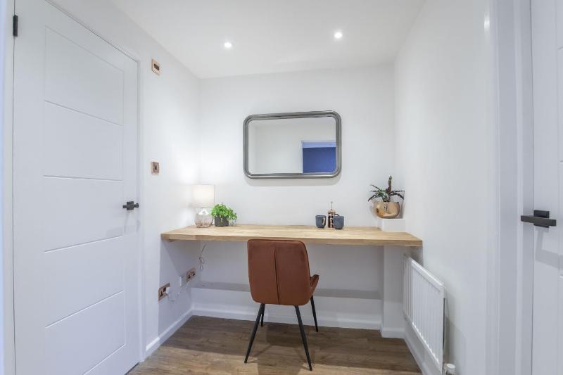 Luxurious 1 Bed Detached Home with Gated Parking - image 31