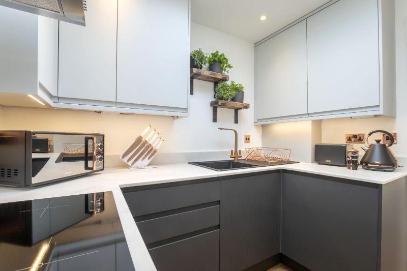 Luxurious 1 Bed Detached Home with Gated Parking - image 20