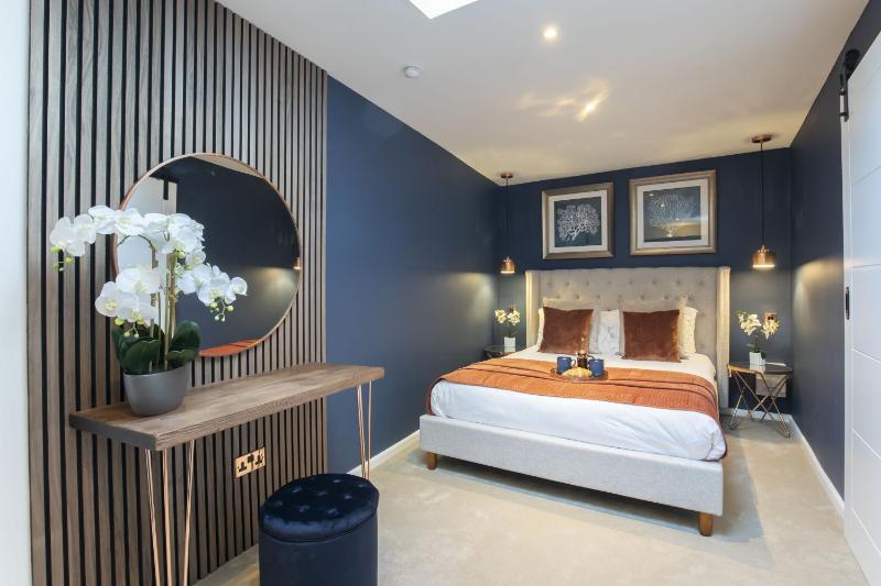 Luxurious 1 Bed Detached Home with Gated Parking - image 14