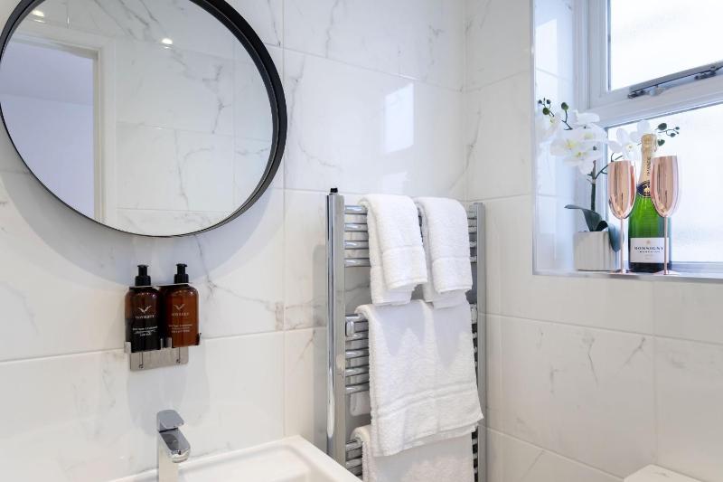 Luxurious 1 Bed Detached Home with Gated Parking - image 35