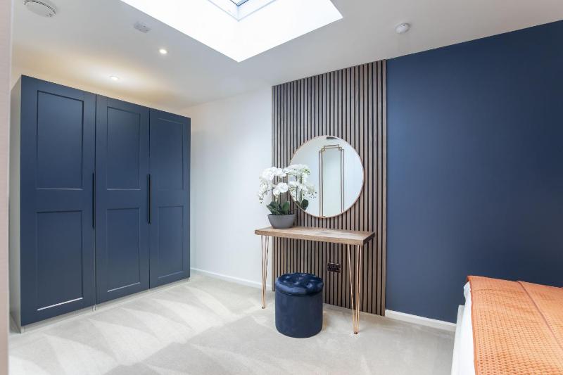 Luxurious 1 Bed Detached Home with Gated Parking - image 11
