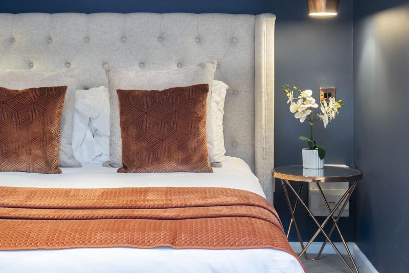 Luxurious 1 Bed Detached Home with Gated Parking - image 3