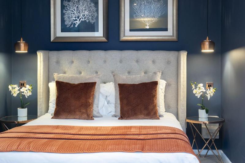 Luxurious 1 Bed Detached Home with Gated Parking - image 17