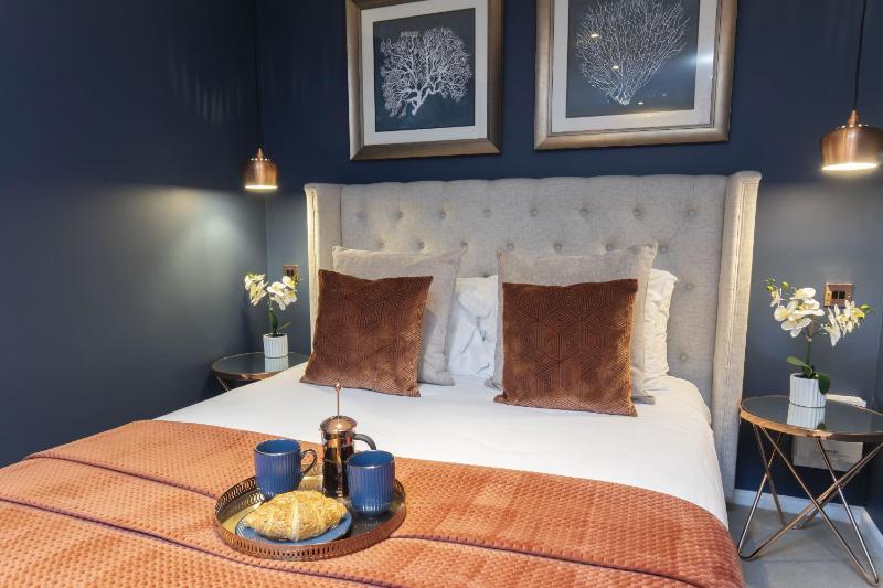 Luxurious 1 Bed Detached Home with Gated Parking - image 38