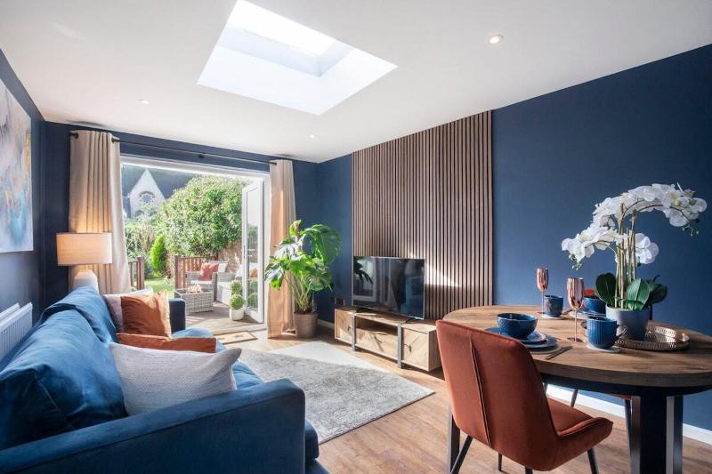 Luxurious 1 Bed Detached Home with Gated Parking - image 8