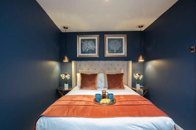 Luxurious 1 Bed Detached Home with Gated Parking - image 18