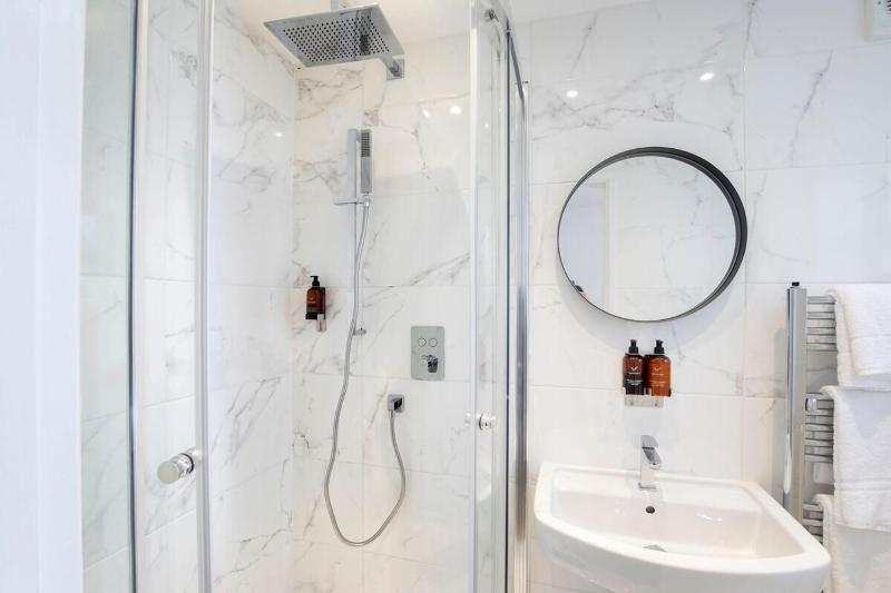 Luxurious 1 Bed Detached Home with Gated Parking - image 12