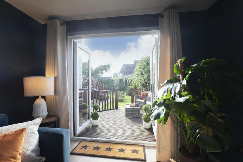 Luxurious 1 Bed Detached Home with Gated Parking - image 24