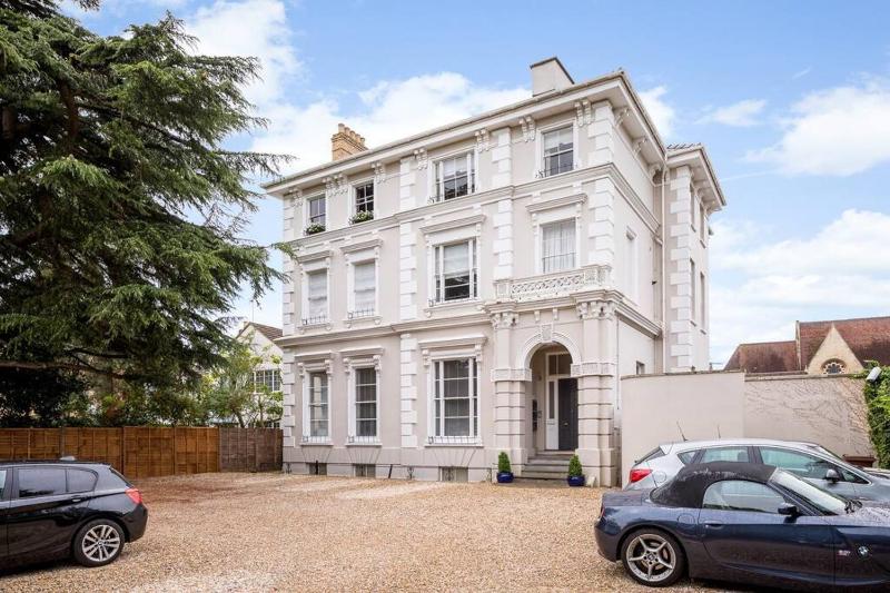 Luxurious 1 Bed Detached Home with Gated Parking - image 10