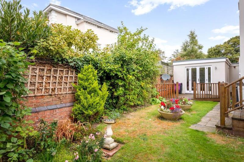 Luxurious 1 Bed Detached Home with Gated Parking - image 9