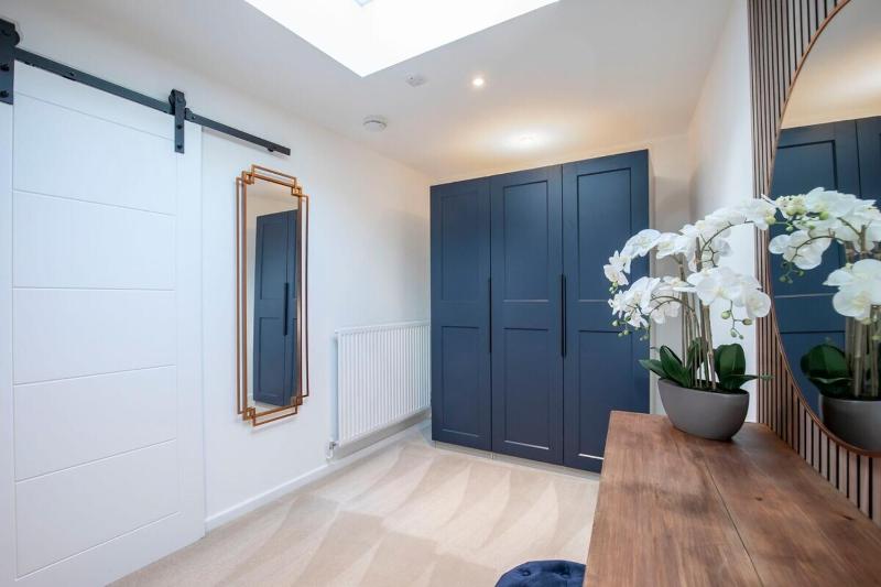 Luxurious 1 Bed Detached Home with Gated Parking - image 2