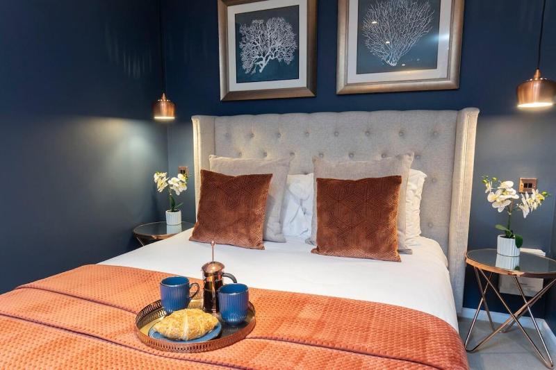 Luxurious 1 Bed Detached Home with Gated Parking - image 42