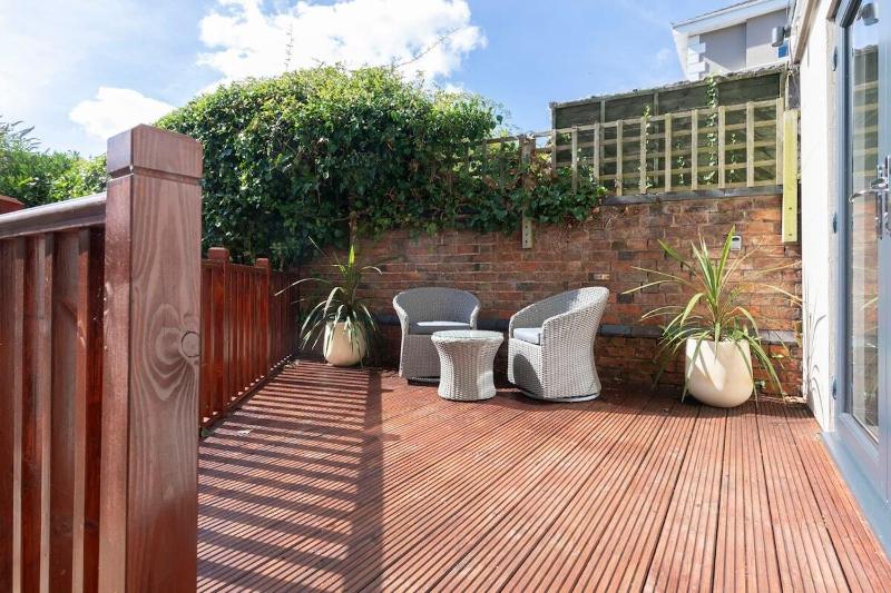 Luxurious 1 Bed Detached Home with Gated Parking - image 39