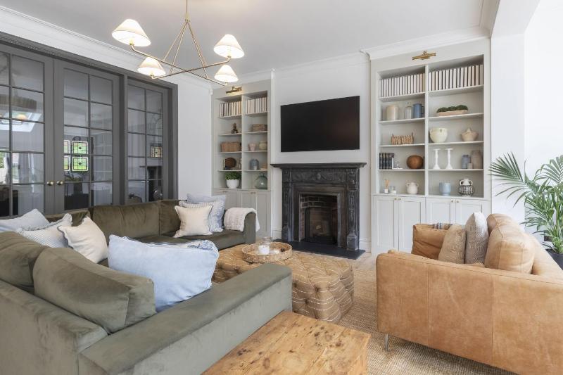 Luxury Period Home with Sauna and Gym - image 22