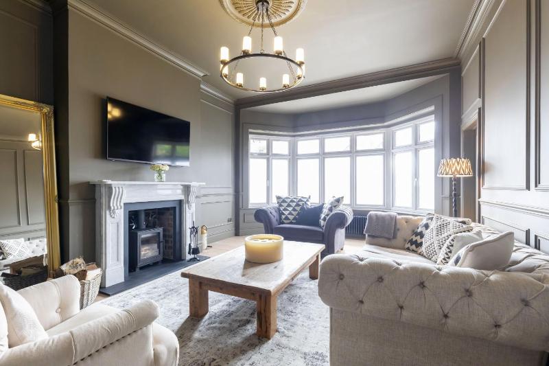 Luxury Period Home with Sauna and Gym - image 30