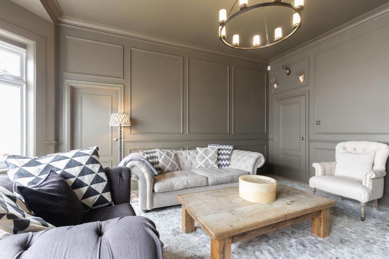 Luxury Period Home with Sauna and Gym - image 9