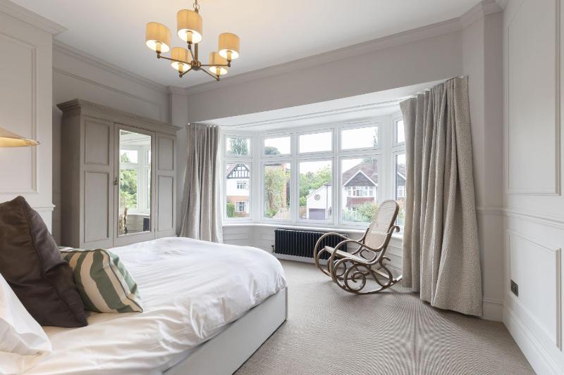 Luxury Period Home with Sauna and Gym - image 11