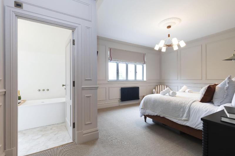 Luxury Period Home with Sauna and Gym - image 10