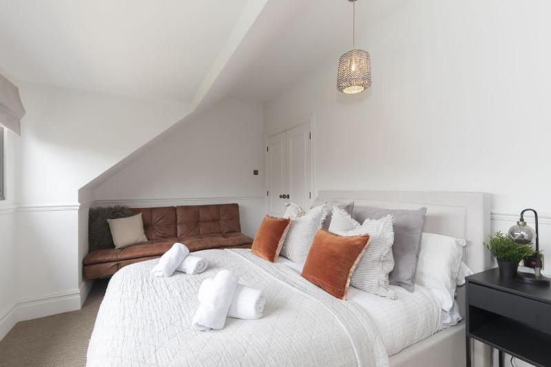 Luxury Period Home with Sauna and Gym - image 19