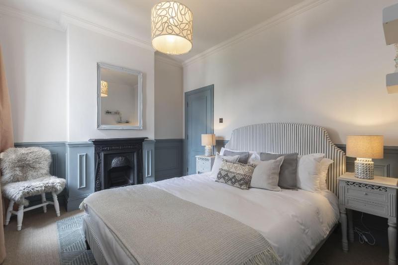 Luxury Period Home with Sauna and Gym - image 27