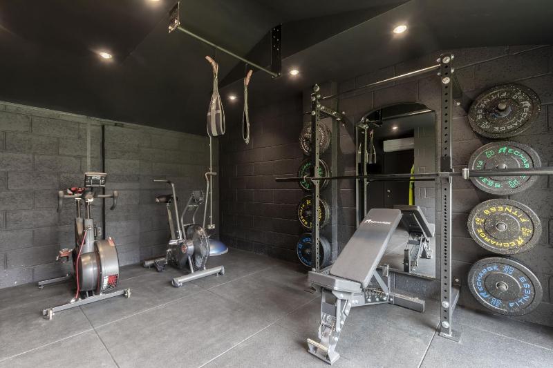Luxury Period Home with Sauna and Gym - image 40