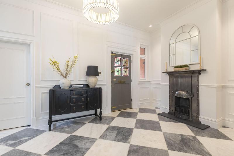 Luxury Period Home with Sauna and Gym - image 4