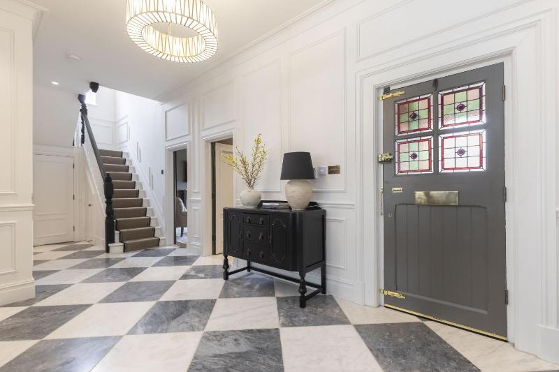 Luxury Period Home with Sauna and Gym - image 31