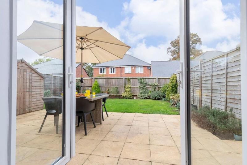 Modern 4 Bed 3 Bath Home Close to the Town Centre - image 16