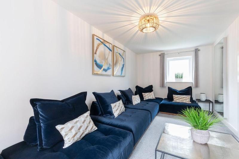 Modern 4 Bed 3 Bath Home Close to the Town Centre - image 9