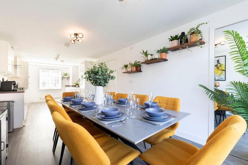 Modern 4 Bed 3 Bath Home Close to the Town Centre - image 10